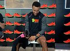 【鞋圈儿】中国行变宠粉狂魔！库里将脚上Curry6送给小男孩