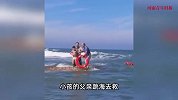 儿子意外落海，不会游泳的爸爸跳水相救均被浪卷走