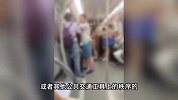 男孩和妈妈坐地铁情绪激动，疯狂踹门高喊把门打开：不就几千万吗
