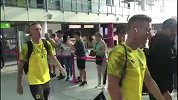 抵达首都！多特全队亮相柏林机场 队长罗伊斯打头阵