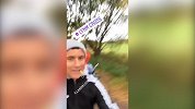 当爹带完不靠谱！埃雷拉骑车单手握把还自拍 小女儿满脸惊恐