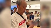81岁爷爷排队取华为新机，已收藏华为手机200部，衣服上的字亮了