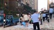 江苏一小区27楼玻璃窗掉落砸死一装修工