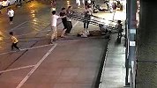 绵阳女子在玻璃门倒下瞬间 双手撑住救下孩子