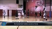 NCAA-1314赛季-佛罗里达大学签下单手战士ZACH！！励志的战士-新闻
