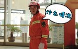 女友穿婚纱跨越400公里求婚 消防员一转身红了眼眶