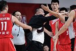 闹剧！吴庆龙冲进场内指着CBA裁判骂：你就是报复 我跟你没玩