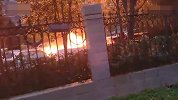 【河南】车辆着火消防车进小区救火被堵 致数辆车串联燃烧