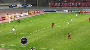 亚冠-16赛季-资格赛-第3轮-第81分钟射门：吕文君这边贴近地面的头球攻门击中了立柱后被解围-花絮