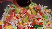 锅里水开后放入海鲜菇，出锅以后满屋飘香，好吃又下饭