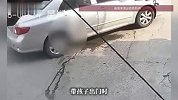 男童蹲坐路边玩耍被卷入车底，奇迹般安然无恙，目击者直呼：太幸运了！
