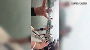 天津大爷跳水火出圈，外国友人也来打卡，吸引上千人桥边围观