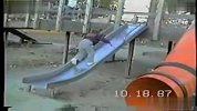 小孩玩滑梯摔得愤怒了
