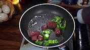 猪血怎么做好吃，简单又好吃的青椒炒猪血，超级下饭