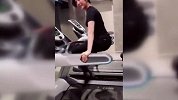 小姐姐在跑步机上跳舞，简直是健身房的一道风景！