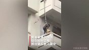 要猫还是要孙子？四川一奶奶将自己孙子悬吊阳台救猫