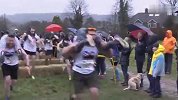 英国举办奇葩背老婆大赛 各路壮汉背着媳妇上演野外狂奔