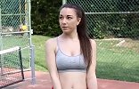 这还有心思打球吗？低胸露臀装美女一旁为你传球