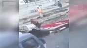 路面突然塌陷汽车接连滚入深坑 乘客迅速跳车逃过一劫