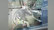监拍男子骑摩托撞上拐弯轿车 上演“空中飞人”