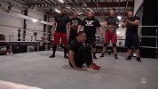 WWE-16年-王彬在训练中尝试表演KipUps 身旁众人鼓劲呐喊-专题