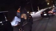 汤神再秀骚操作！为躲狗仔拒绝两美女上车 拐角处偷偷停车拉走