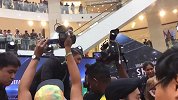 人气爆棚!小罗现身戴墨镜扮酷 亚洲球迷疯狂呐喊围观