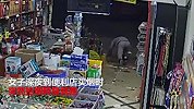 年轻女子深夜到便利店抢烟 店主：像是惯犯