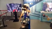 美女体验vr未来旅行 快被吓尿了