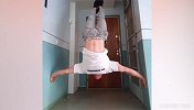 真猛男！战斗民族高难度撑墙倒立下楼