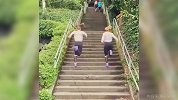 蹦蹦跳跳真可爱！两姐妹同手同脚爬楼梯