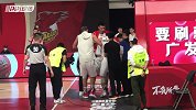 青岛球员上篮落地后背部着地表情痛苦 约基奇队友小跑前来搀扶