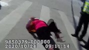 大妈淡定闯红灯还嘴硬 要罚款时撒泼躺地蹬自行车
