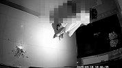 四川一女子嫌楼上太吵往邻居家倒垃圾 对摄像头连续竖中指