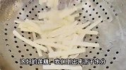 厨师长教你干煸藕丝的家常做法，步骤详细，香辣酥脆下酒又下饭