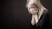 女子带包工头看样板房 被按墙上亲敏感部位