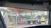 韩国一航班北京降落前遇冰雹，风挡玻璃现裂痕