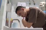 扫雷英雄杜富国聆听国庆阅兵：虽然我看不见 但是非常自豪