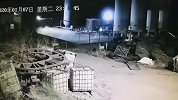 恐怖瞬间！钢铁厂液氧泄漏女工上前拍照 引发爆炸当场身亡