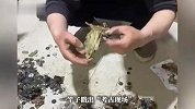 孙子找爷爷要钱，一竿子戳出“考古现场”！十几年的积蓄全发霉，铺了满满一地