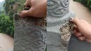 大桥石栏遭雨水浸泡软成泥 行人手指一捏竟掉一地泥渣