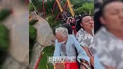女儿花2888元给75岁父亲办欢乐谷年卡，过山车爱坐第一排