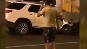 北京一辆轿车与一辆铲车发生碰撞