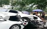 小车肇事后悬空旋转360度落地砸坏一车 撞碎8块地下通道玻璃