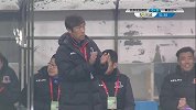 戈武展现中锋作用回做 邹仲霆迎球爆杆稍稍高出