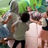 一家子的生活花絮：C罗假装殴打妻子 看看孩子们的反应