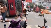 载原木大货车侧翻在广西南宁一路口致3伤，事发监控曝光