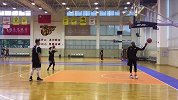 广东队人气小将苦练中投 前方直击胡明轩投篮训练