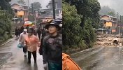实拍云南泥石流惊险瞬间：村民刚转移 身后泥沙石块便倾泻而下