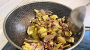 牛腩加芋头烧，吃一次就爱上了，软糯入味，光汤汁泡饭我能吃3碗